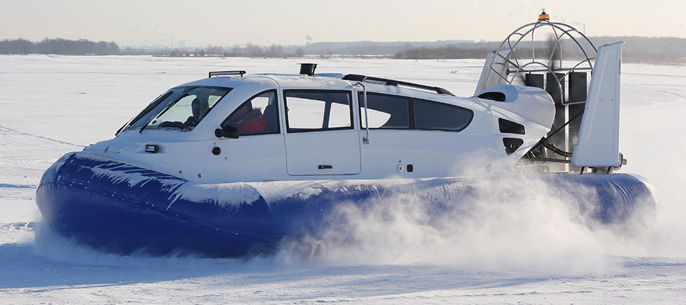Судно на воздушной подушке Кайман уверенно едет по глубокому
снегу