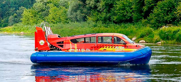 Судно на воздушной подушке с прожектором на крыше Судно на воздушной подушке с оклейкой пленкой