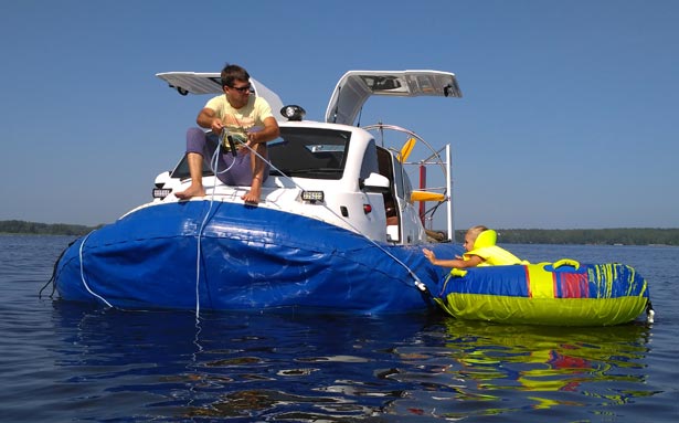 СВП Кайман плавает на воде