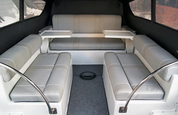 Cалон судна на воздушной подушке со столиками Cалон судна на воздушной подушке со столиками