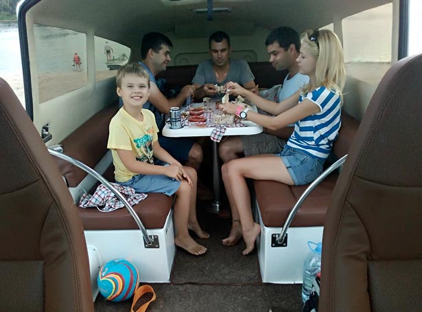 Салон судна на воздушной подушке на 10 мест Судно на воздушной подушке с кроватью и столом.